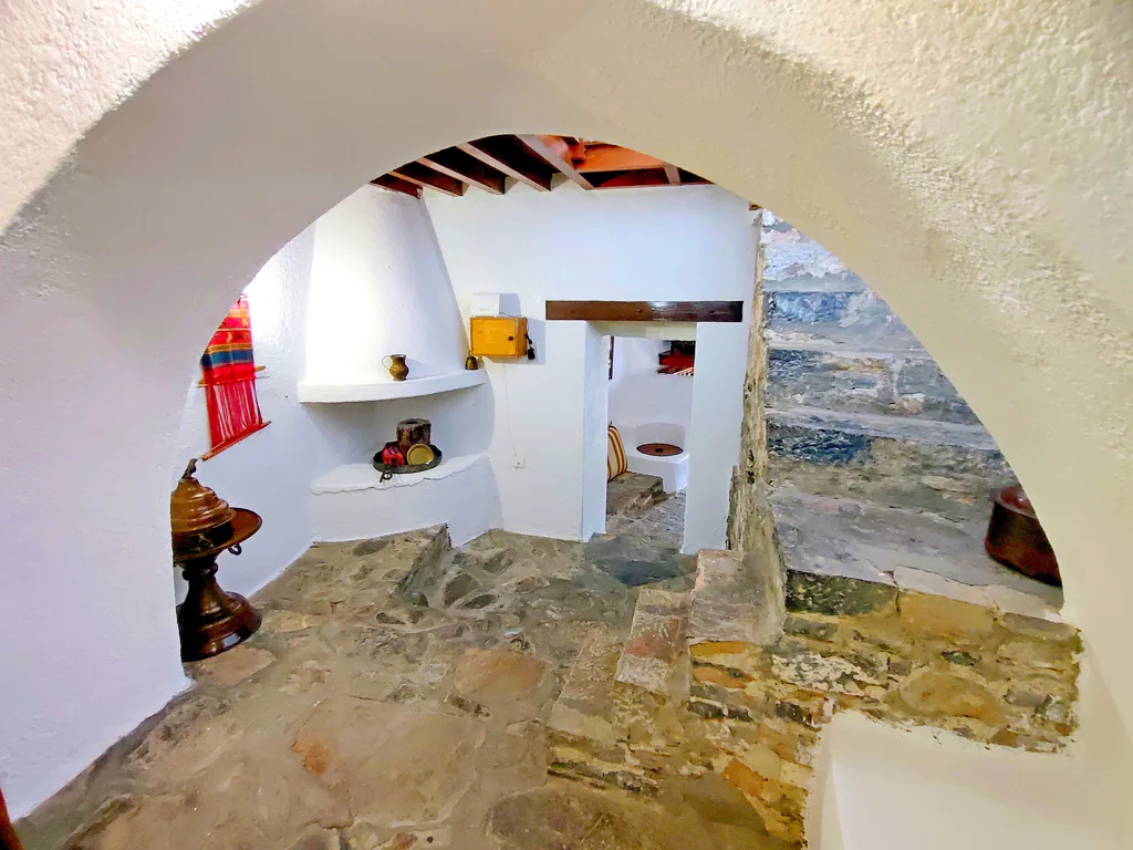 Argyro bedroom arched ceiling 01