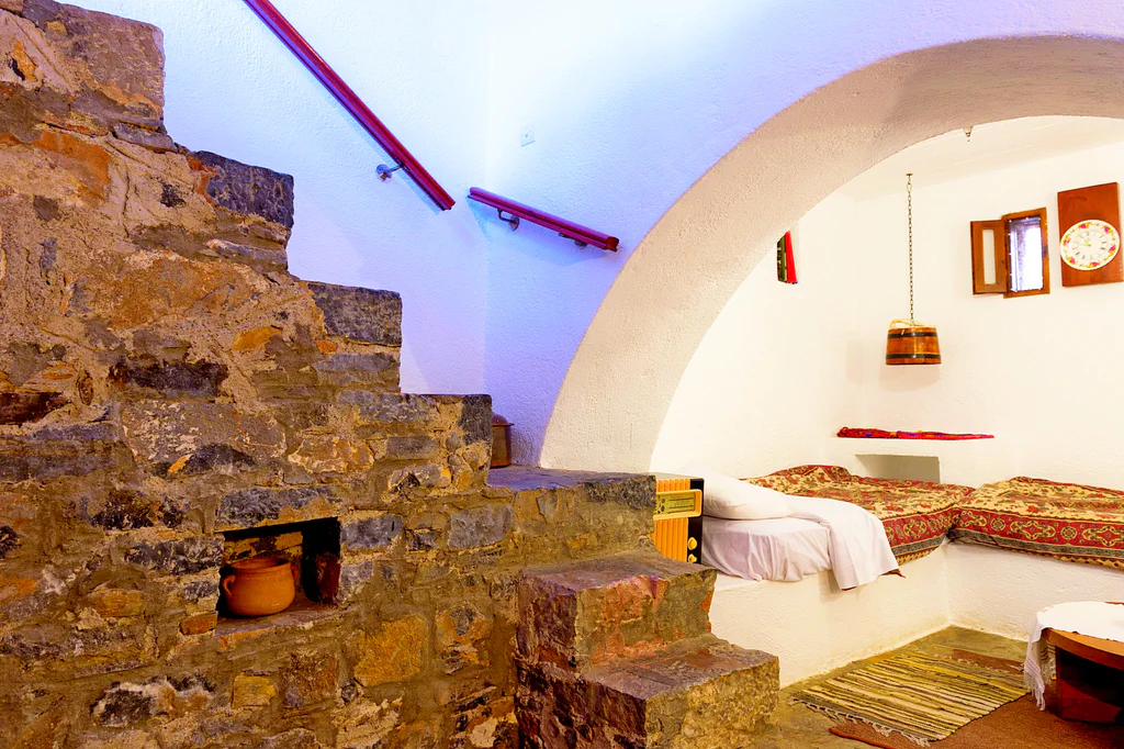 Argyro bedroom stone stairs 02