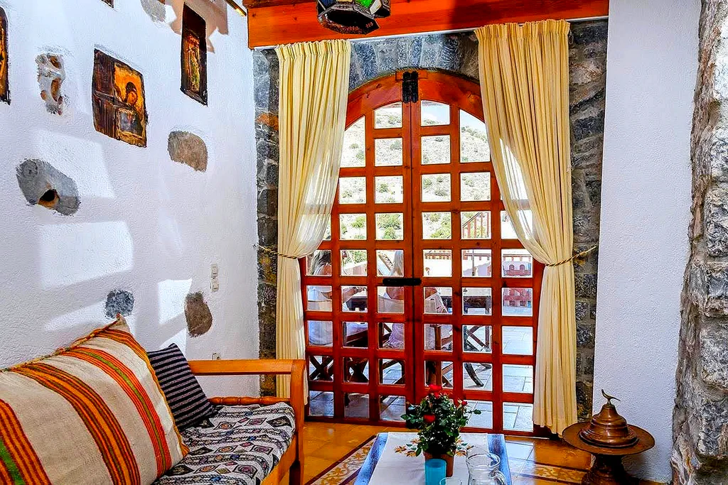 Demetra arched doorway 01