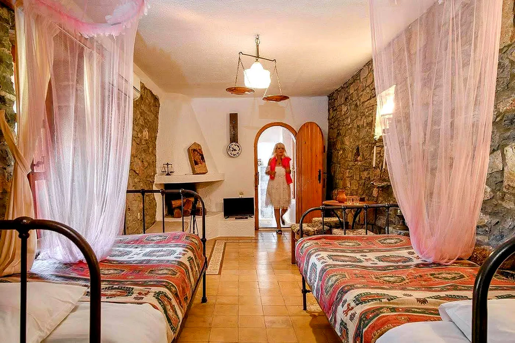 Demetra bedroom twin beds 01