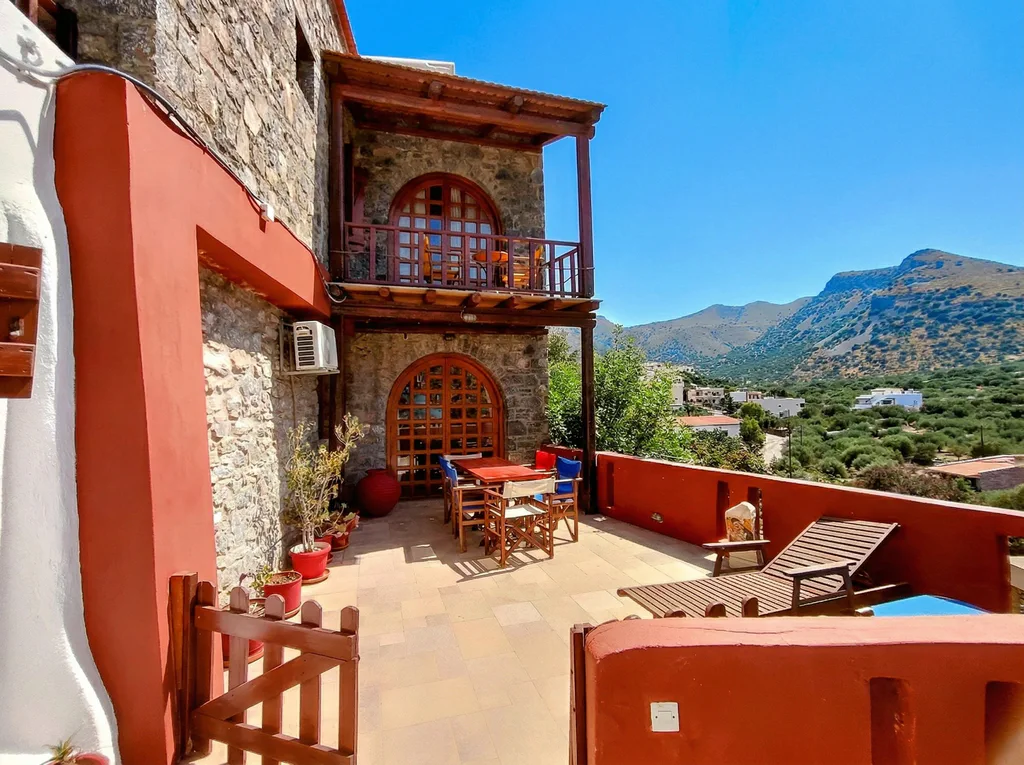 Demetra courtyard terrace 01