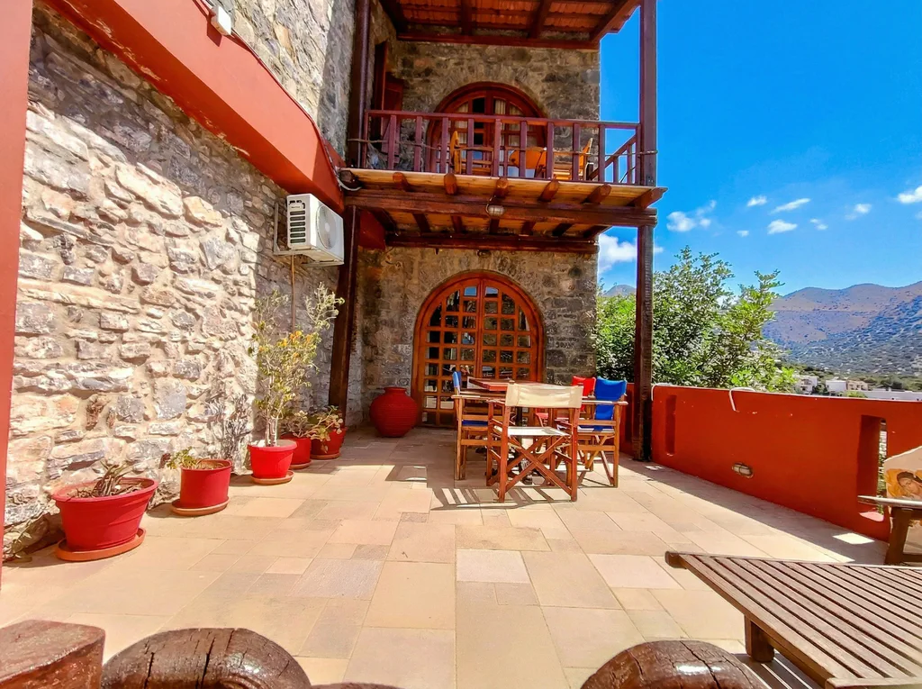 Demetra courtyard terrace 02