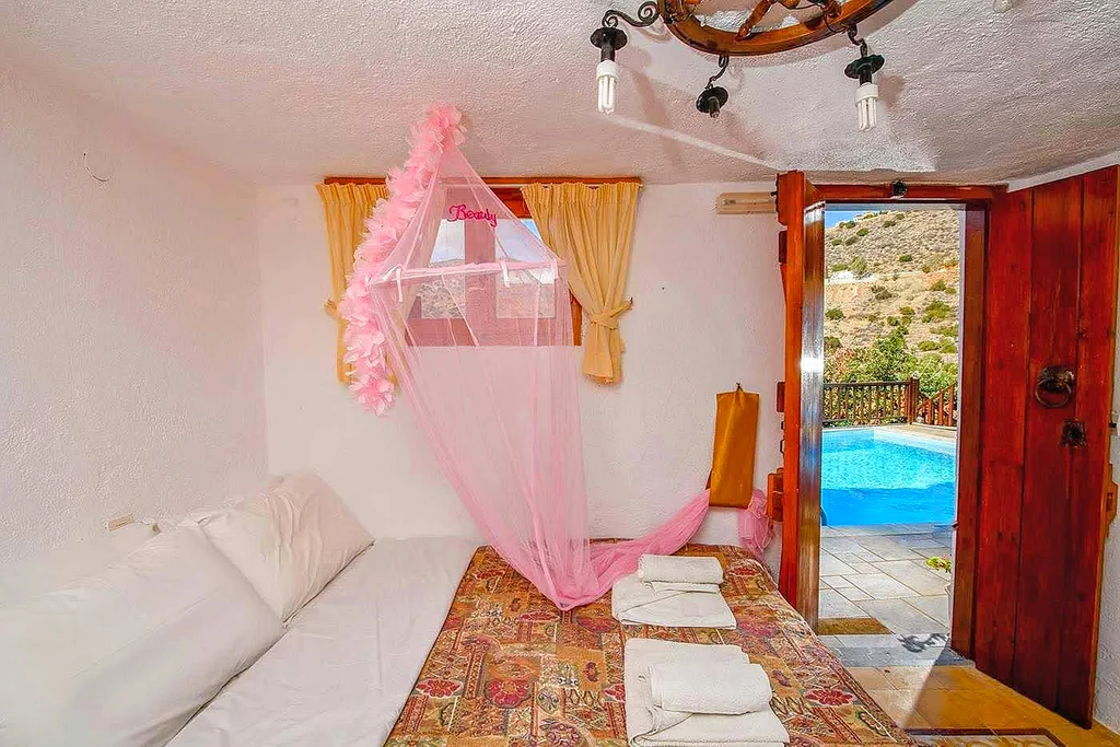 Demetra room to pool 01