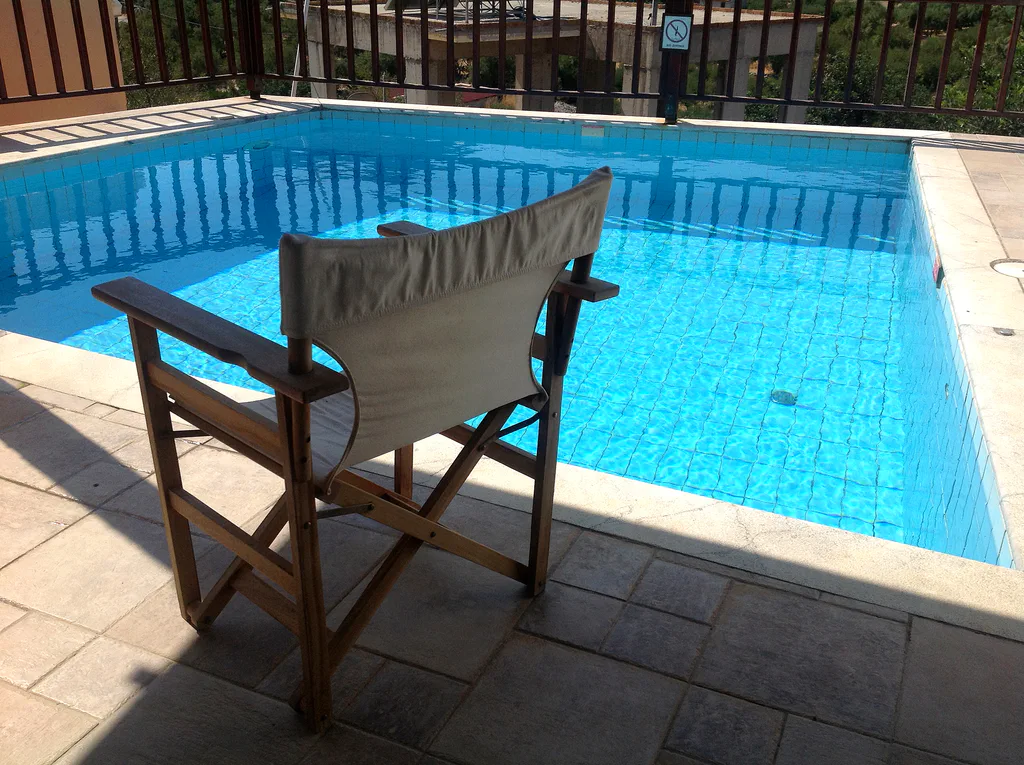 Demetra shared poolside seating 01