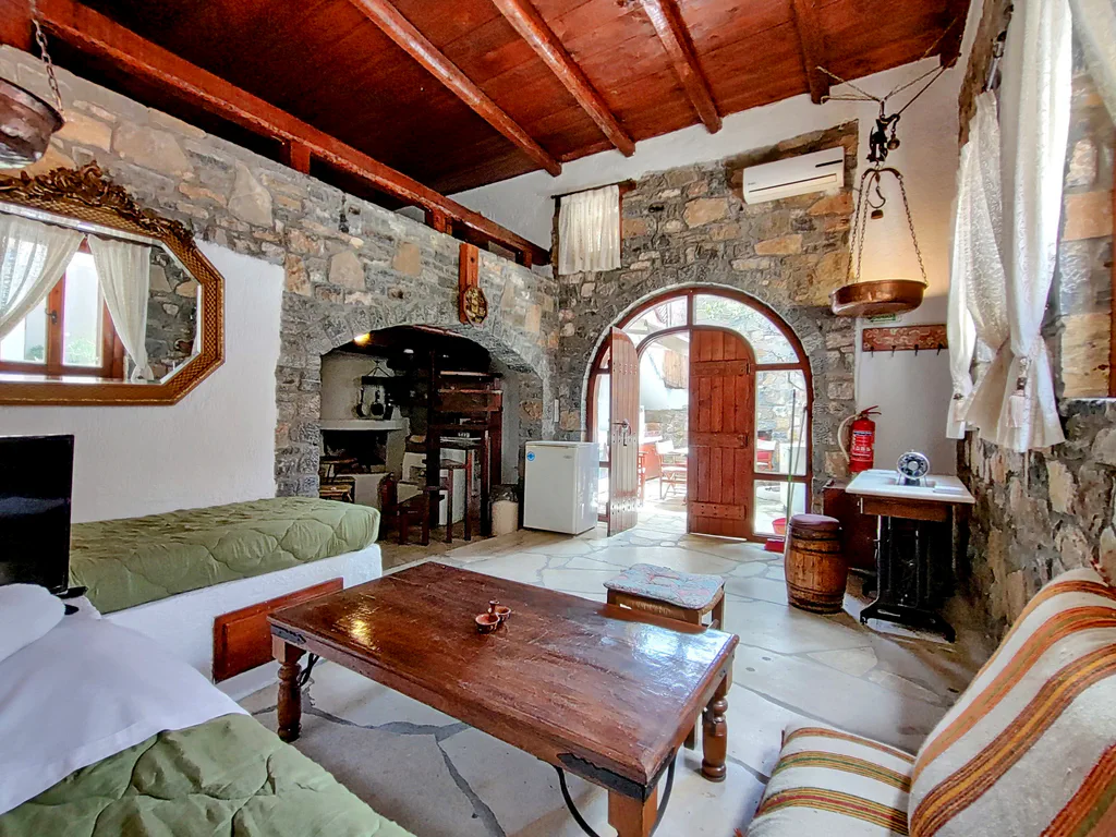 Efterpi living room arched 01