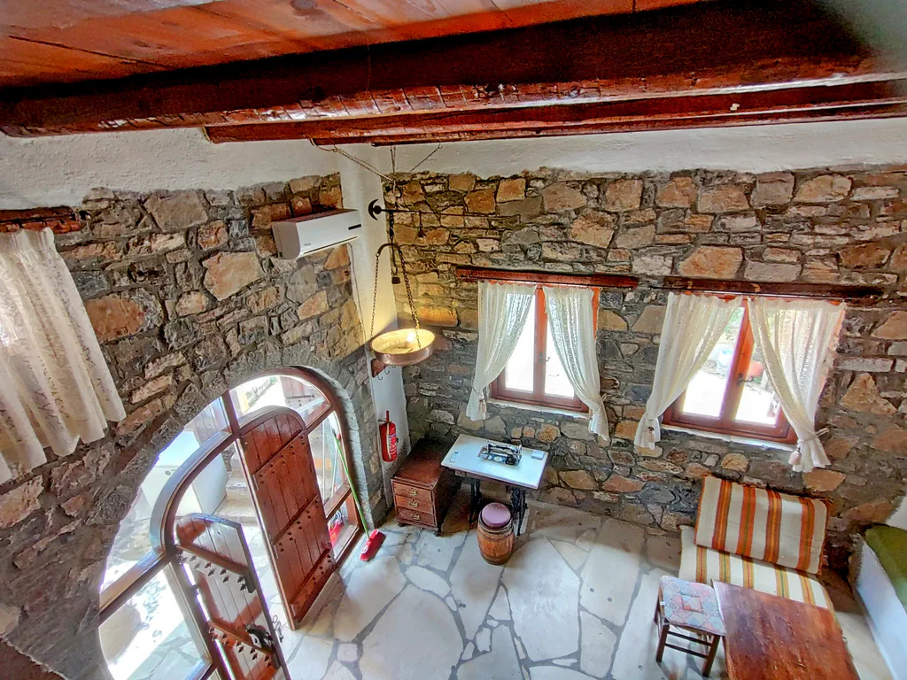 Efterpi living room entrance 01