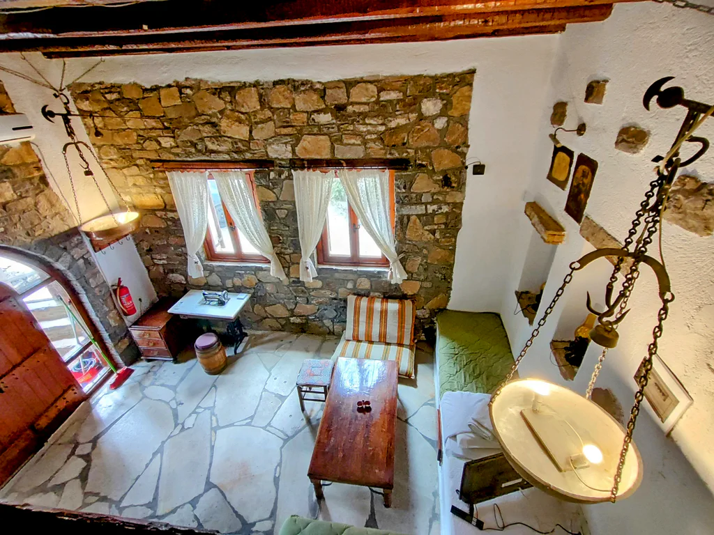 Efterpi living room wide 01