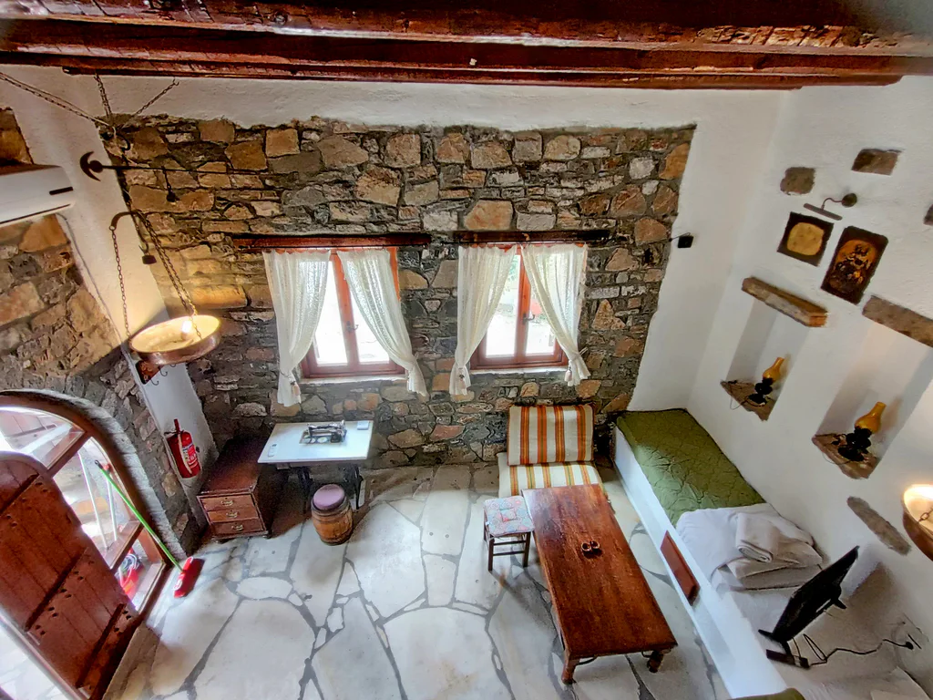 Efterpi living room wide 02