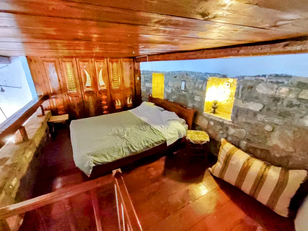 Efterpi master bedroom 01