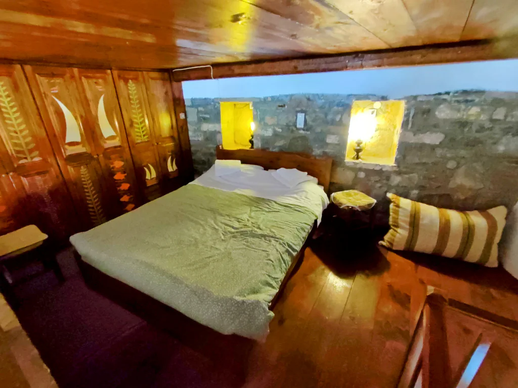 Efterpi master bedroom 02