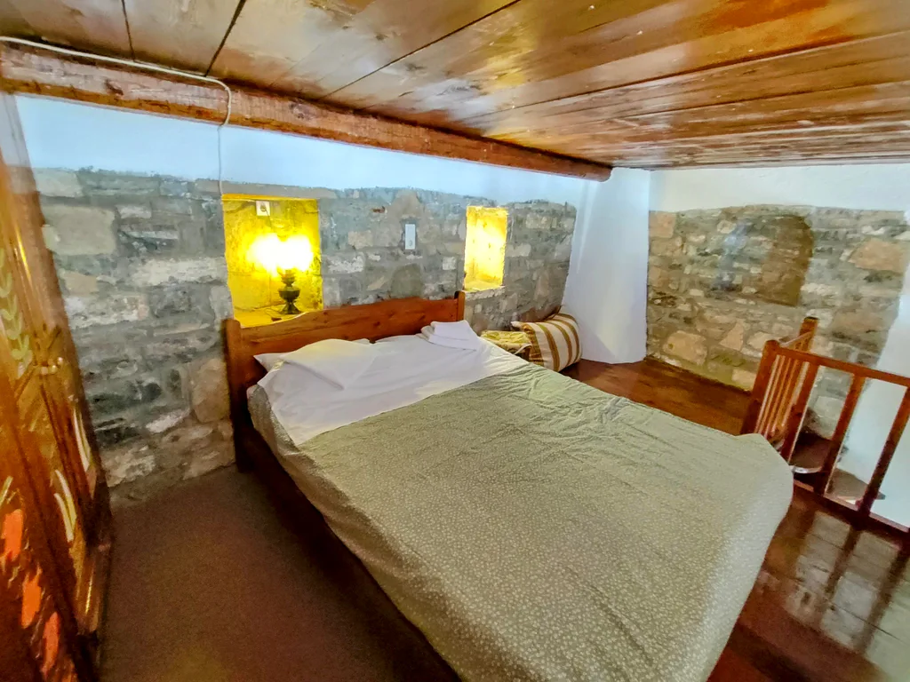 Efterpi master bedroom 03