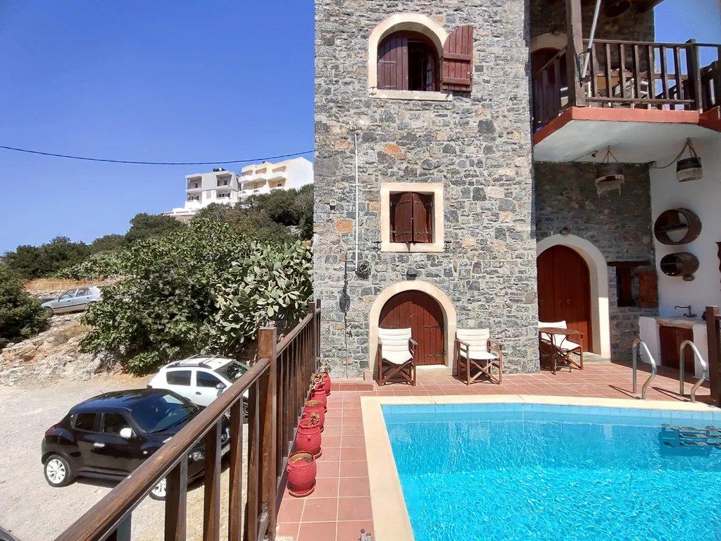 Erato hero private pool 02