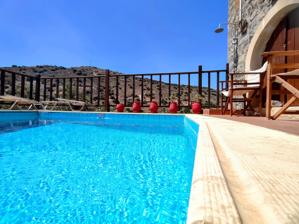 Erato poolside seating 01