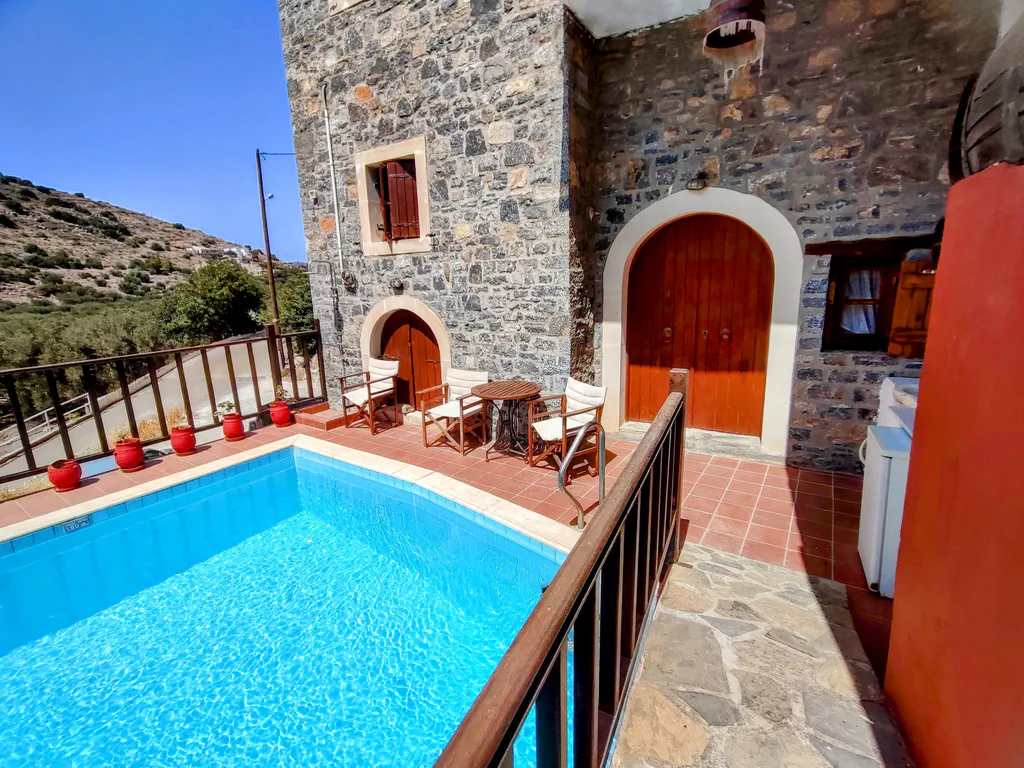 Erato poolside walkway 01