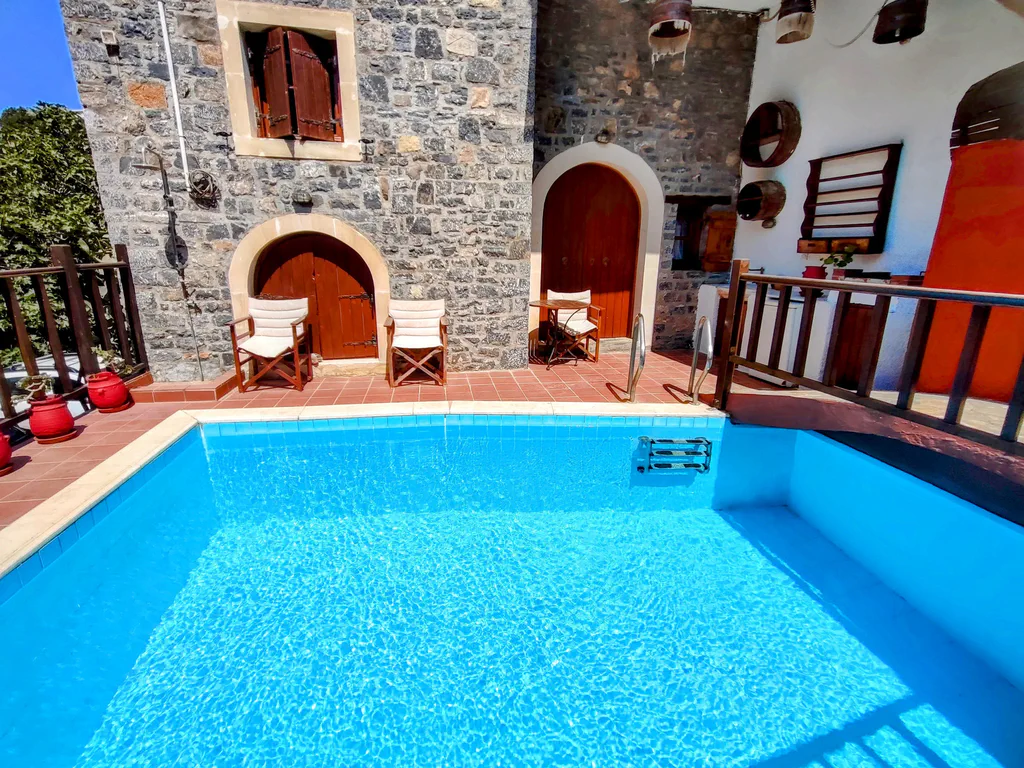Erato private pool wide 01