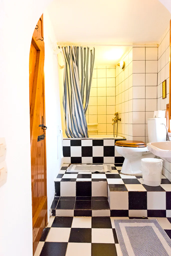 Leonidas bathroom 01