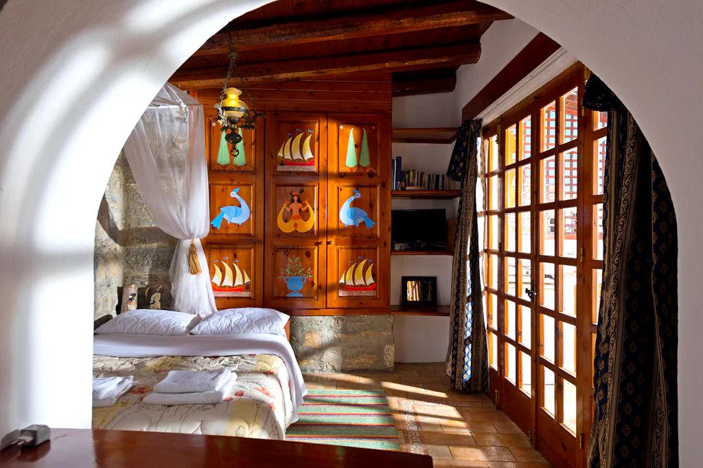 Leonidas master bedroom arched ceiling 01