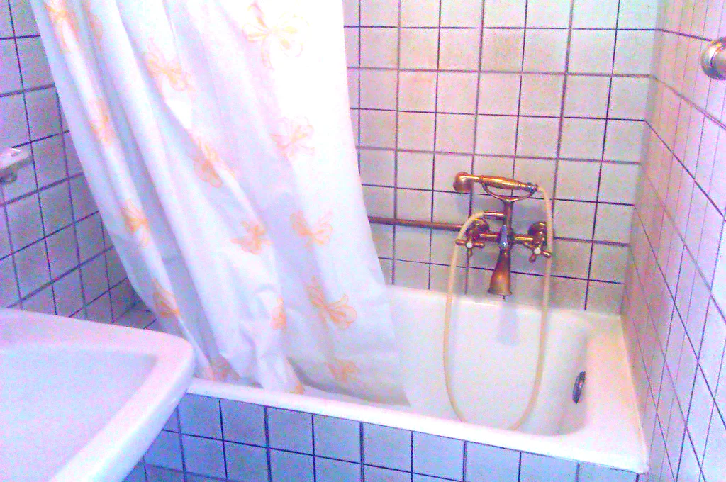 Margarita bathroom bathtab 01
