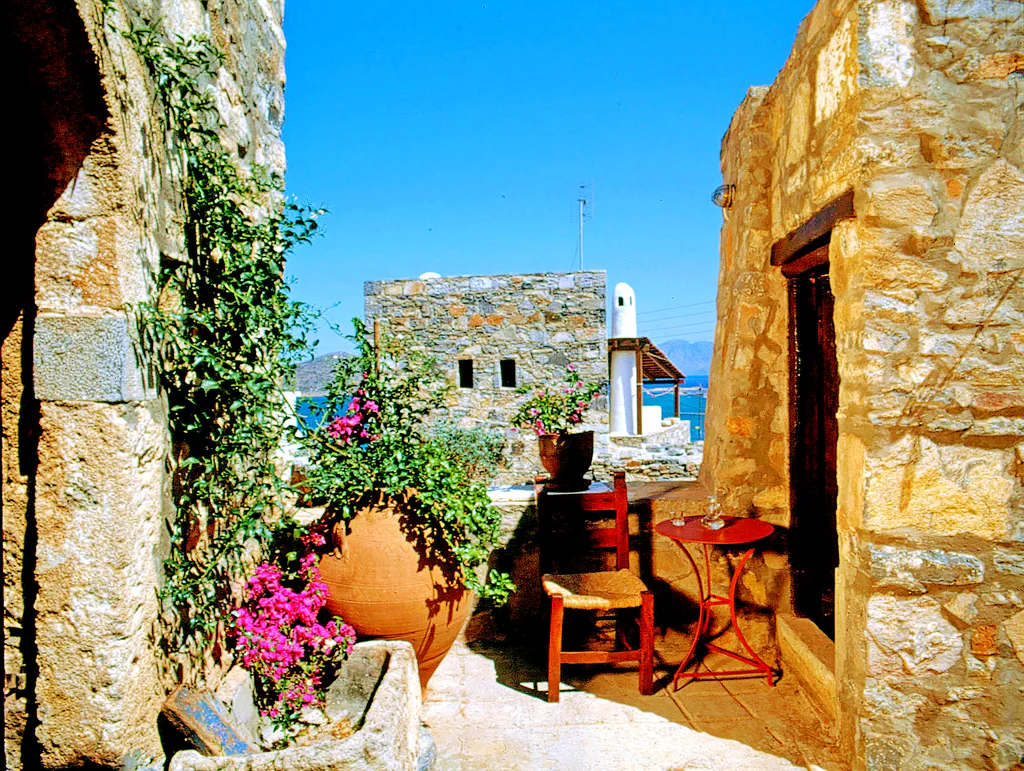 Margarita courtyard entrance 01