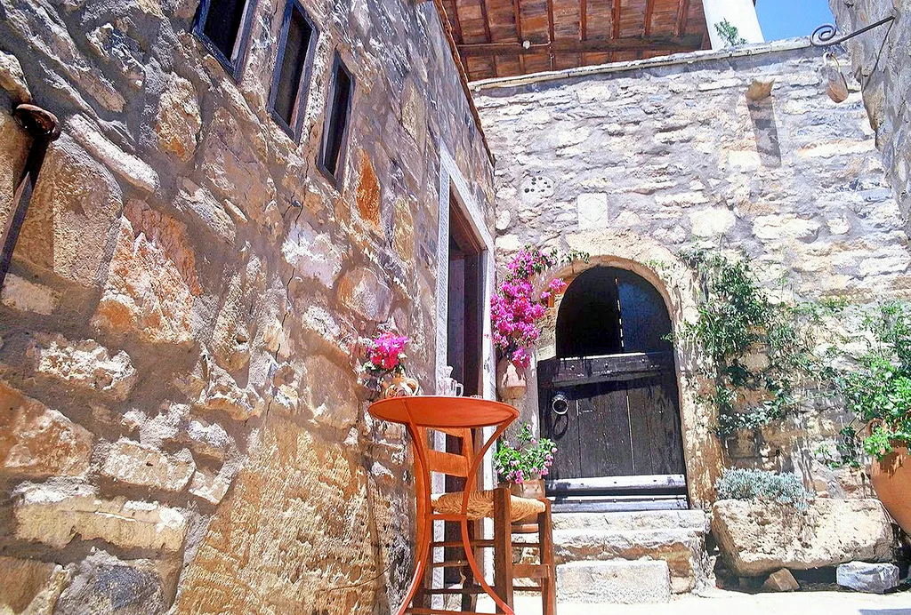 Margarita exterior approach 01