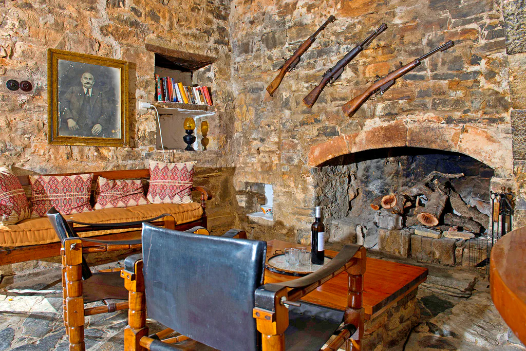 Margarita living room fireplace 01