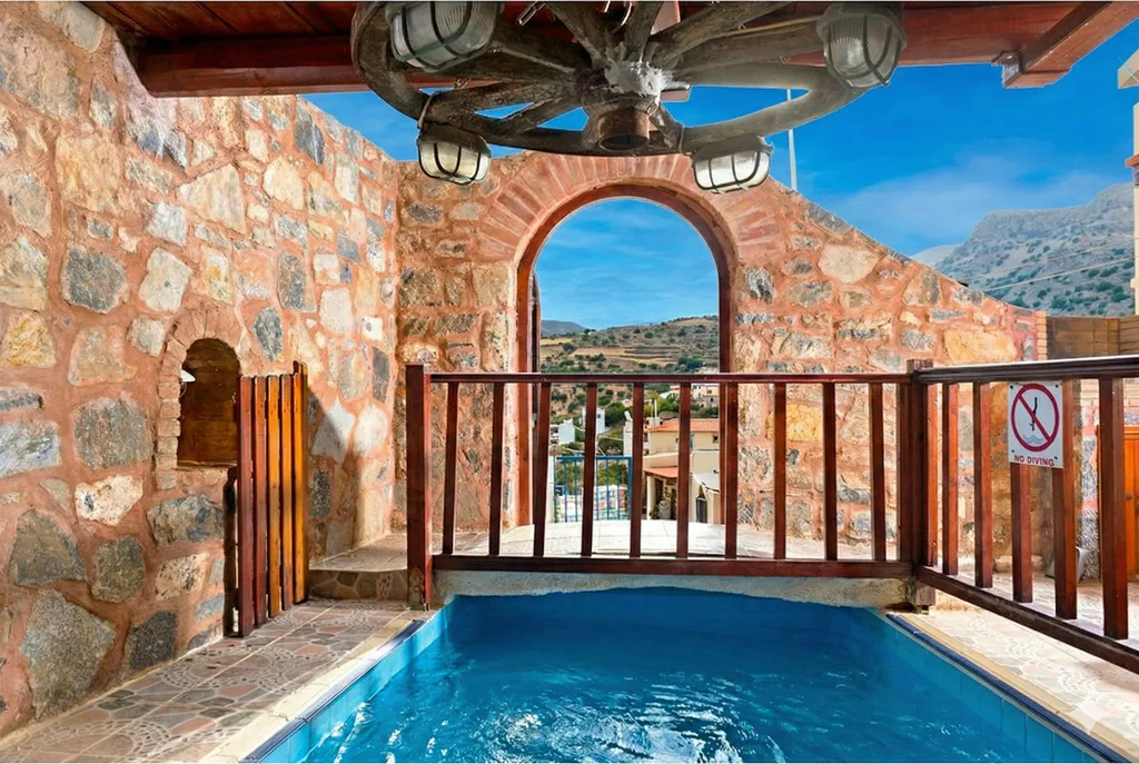 Monastiri courtyard pool 02