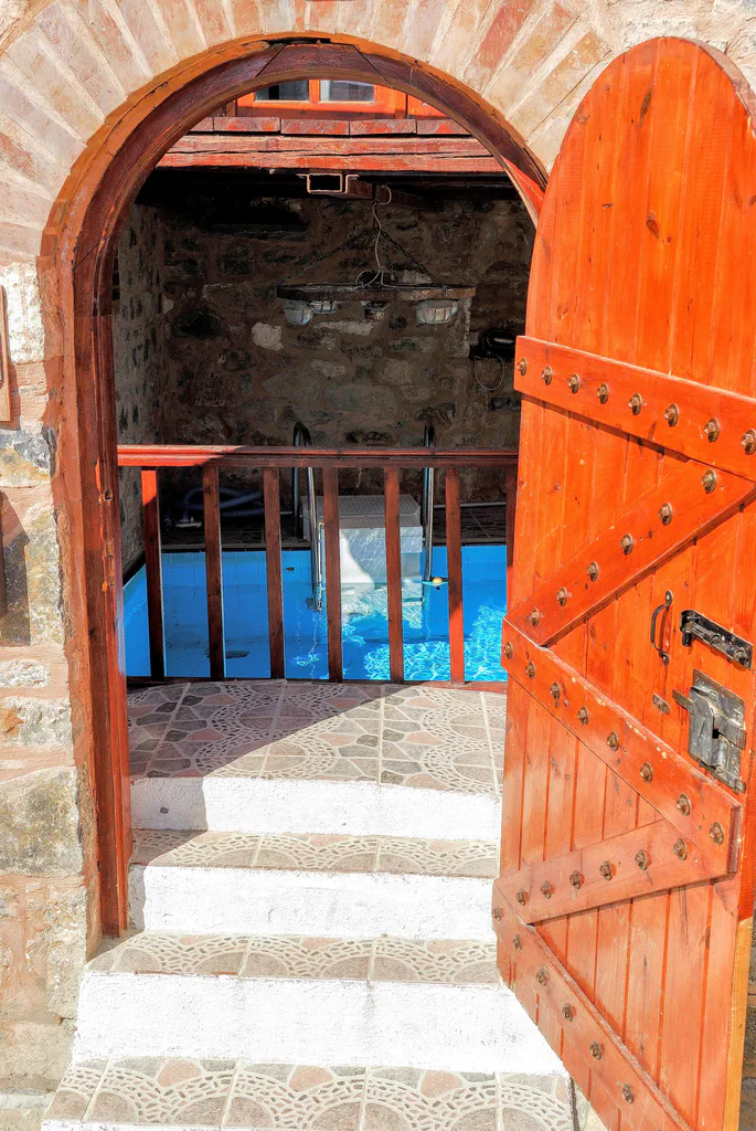 Monastiri entrance arched door 01
