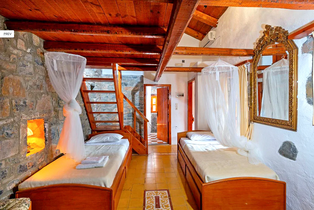 Penelope bedroom twin beds 01