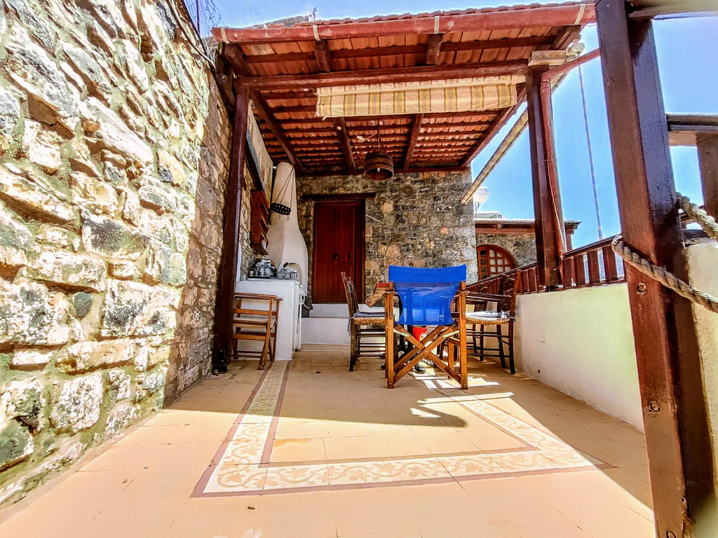 Penelope covered terrace 01