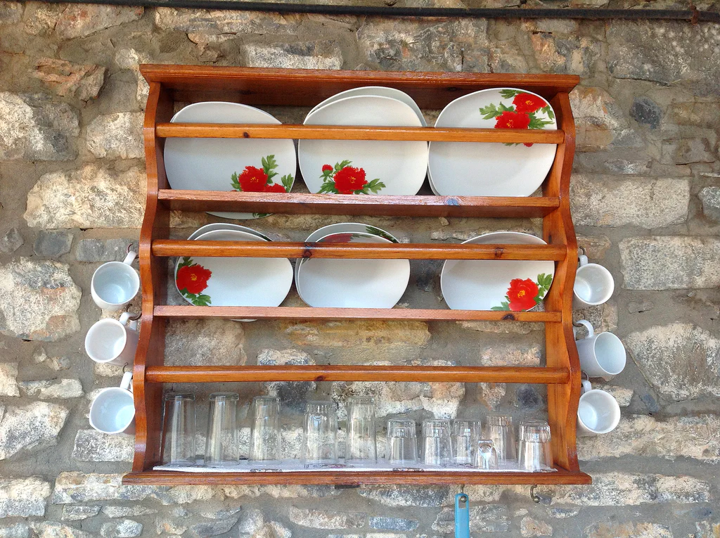 Penelope detail kitchen shelf 01