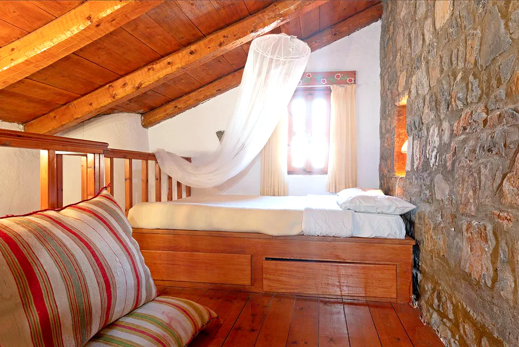 Penelope master bedroom attic 01