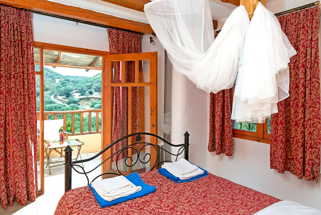 Almond tree villa first floor master bedroom 03 01