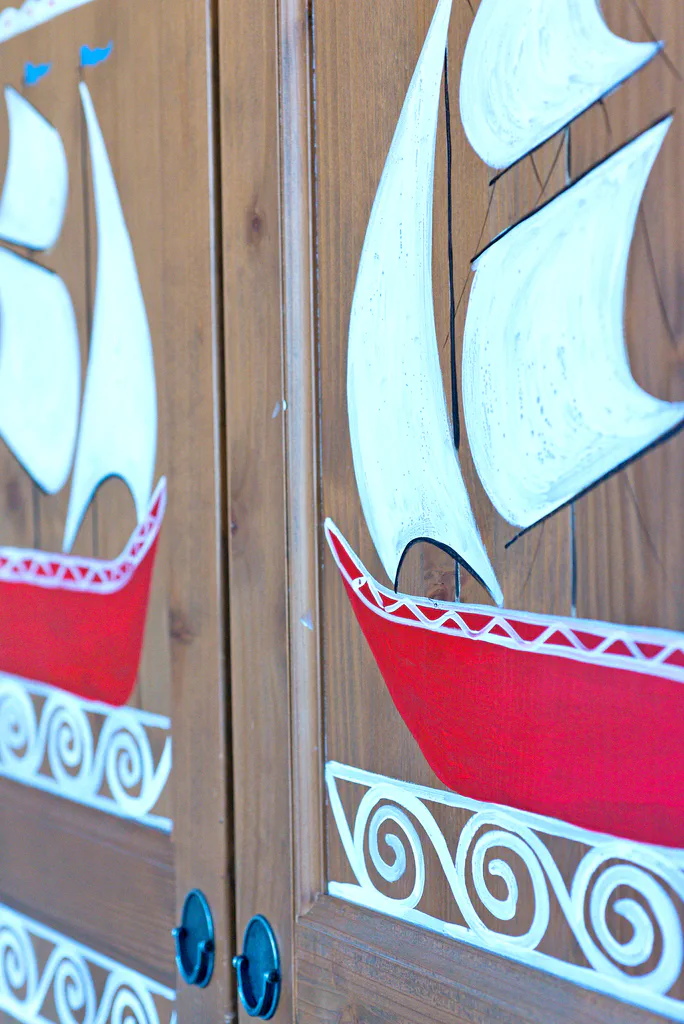 Almond tree villa first floor twin beds closet 01