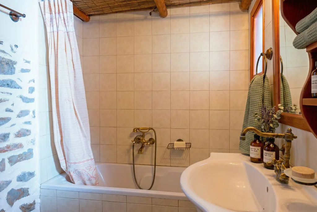 Almond Tree Villa ground-floor bathroom