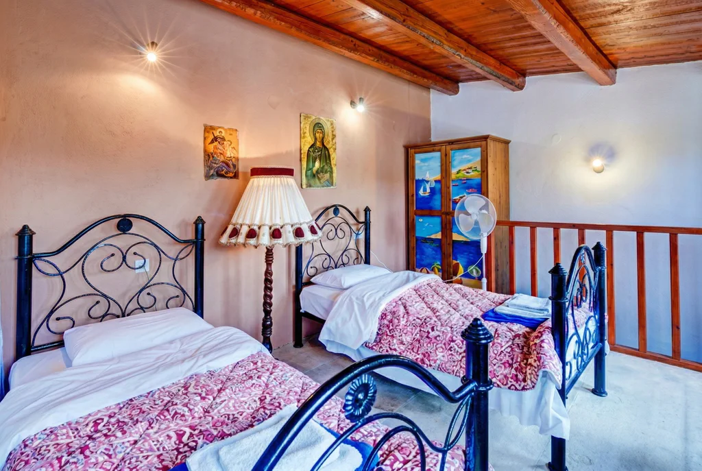 Almond Tree Villa ontas twin bedroom